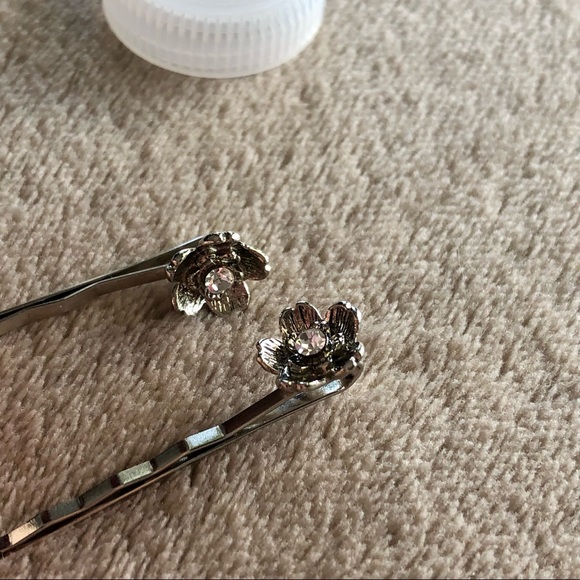 ✨2/$7✨ Hair: Flower Hair Pins, 2 Pins 🛍 Bundle Me! - Picture 6 of 10